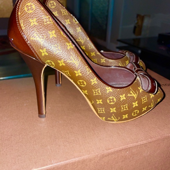 Like new. No scuff. No rips. No stains. - Picture 4 of 6